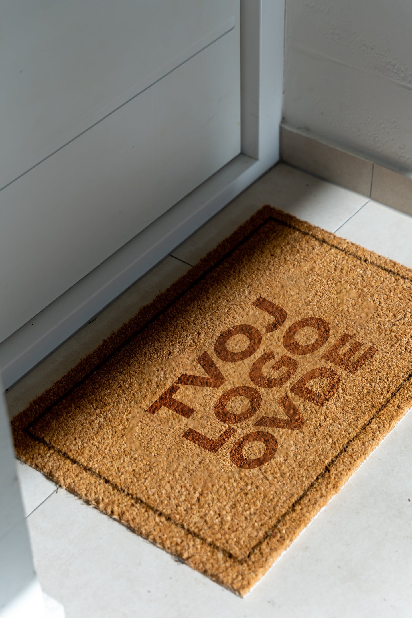 Moderni Otirač – Personalizovani Kokos Otirač – Tvoj Dizajn, Tvoja Dobrodošlica broj za kuću – slika proizvoda personalizovani-kokos-otirac-tvoj-logo-ovde