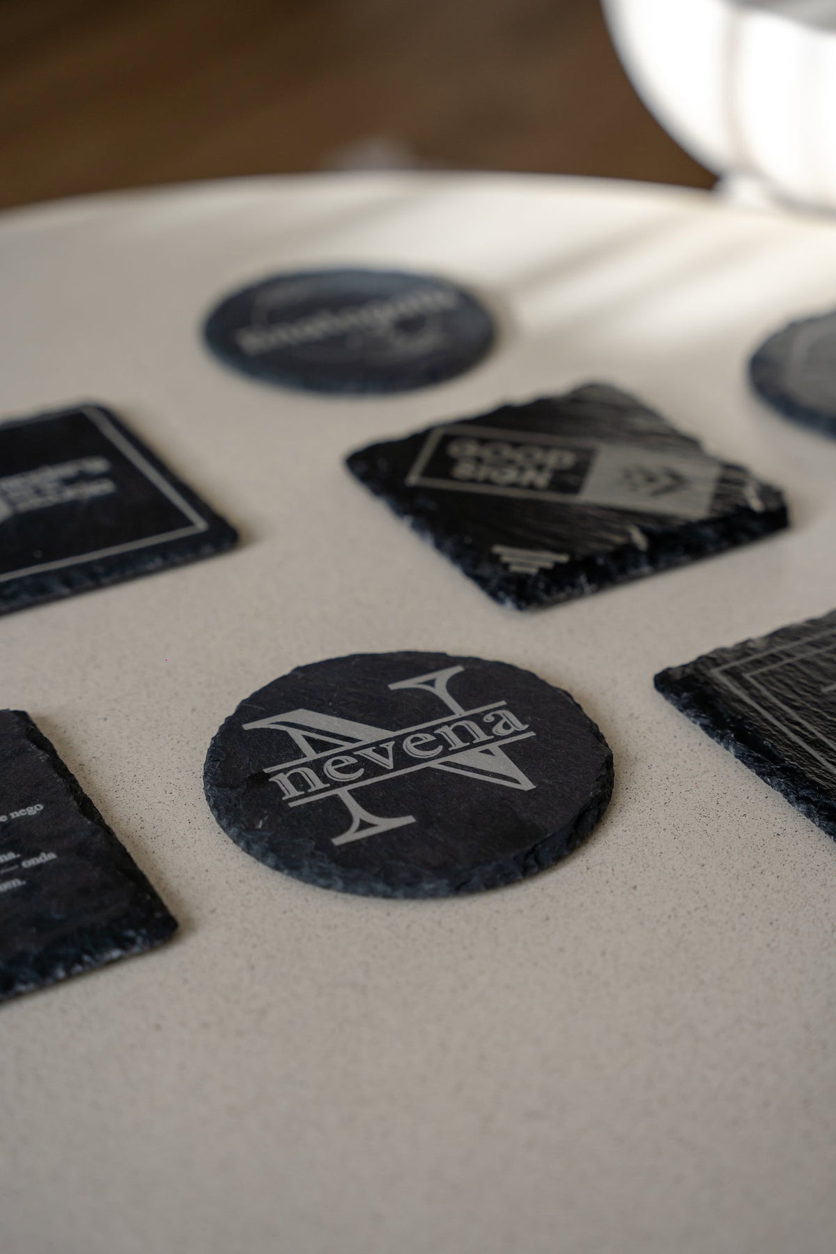 Personalizovani kameni podmetač za čaše